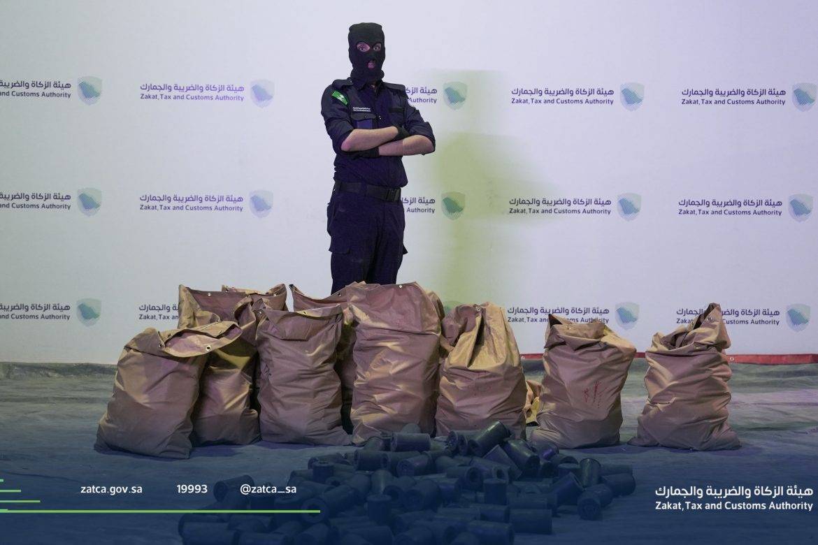 السعودية ..إحباط تهريب أكثر من 460 ألف حبة “كبتاغون” مخبأة في إرسالية قطع غيار