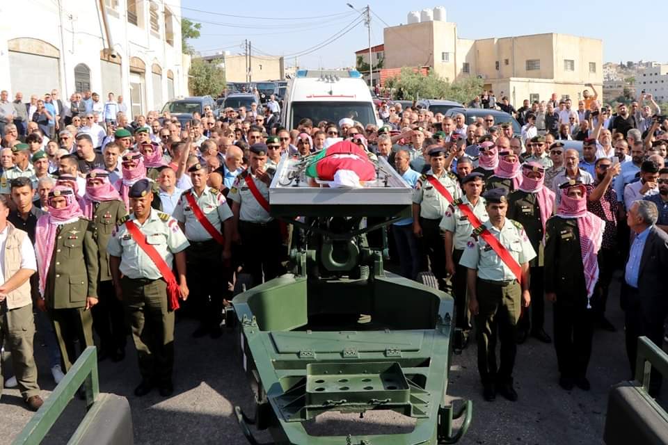 القوات المسلحة تشارك في تشييع جثمان اللواء المتقاعد الطبيب عارف البطاينة...صور