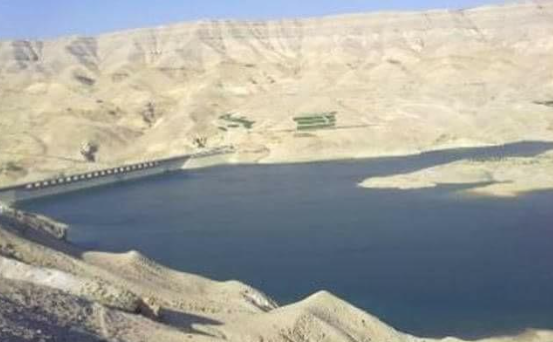 الحكومة تبرر إسالة المياه من سد الموجب