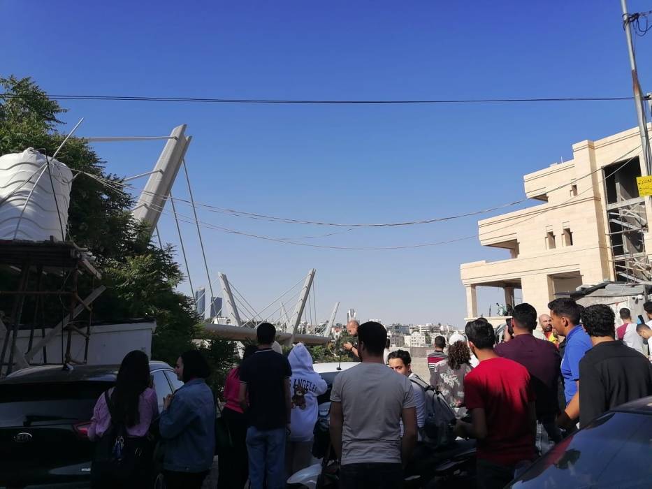 فتاة تحاول الانتحار من جسر عبدون في العاصمة  صور