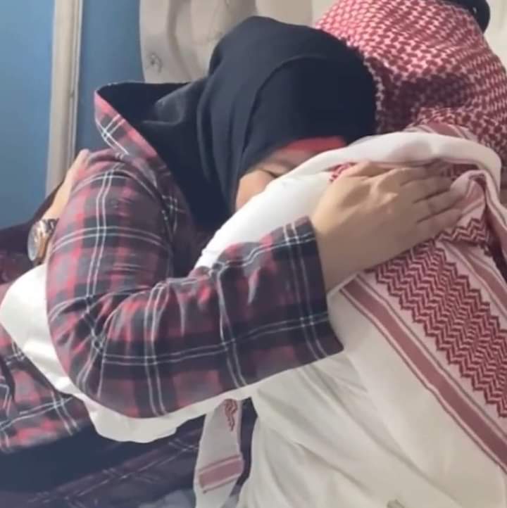 شابّ سعودي يعثر على أمه في مصر بعد 32 عامًا من الفراق_صور