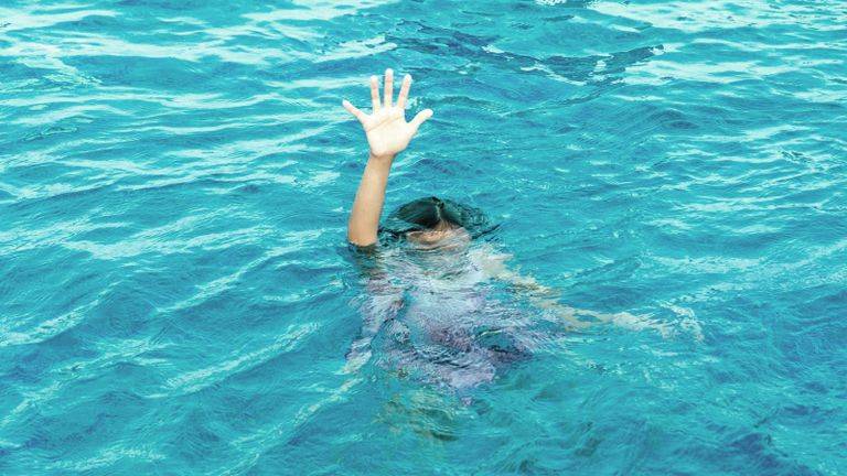 وفاة طفلة غرقا في بركة سباحة داخل شاليه