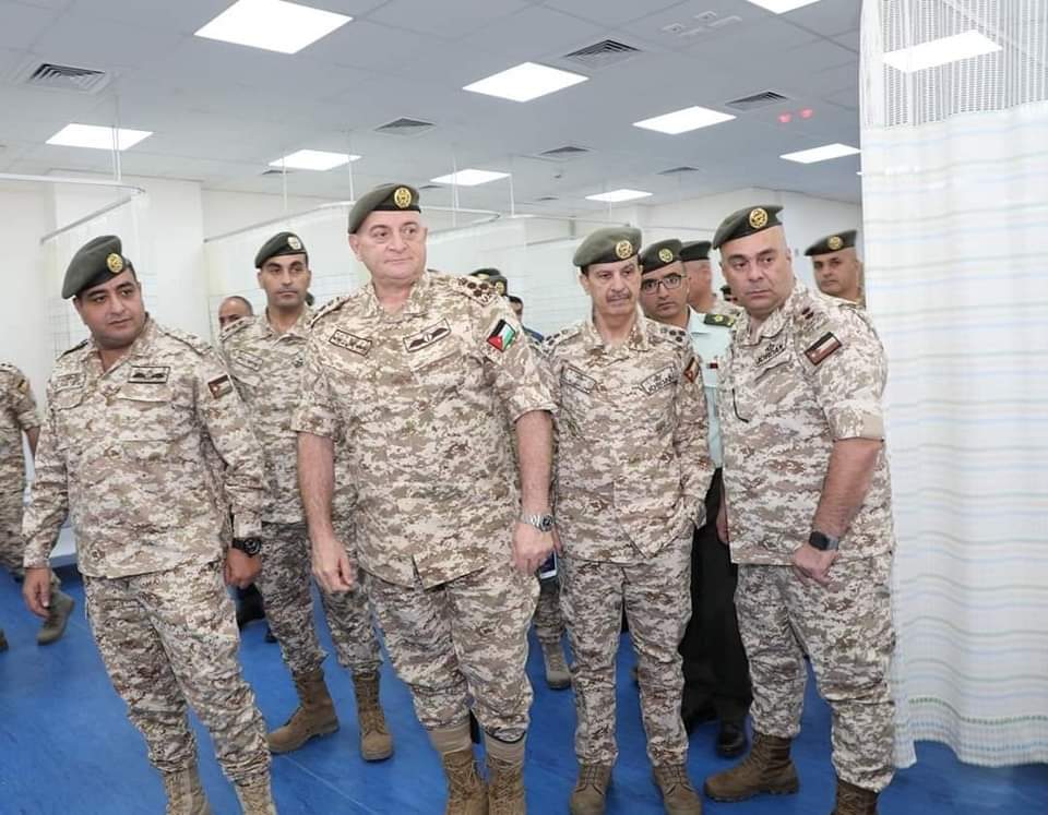 مدير عام الخدمات الطبية الملكية يتفقد وحدة غسيل الكلى في مركز طبي مأدبا العسكري