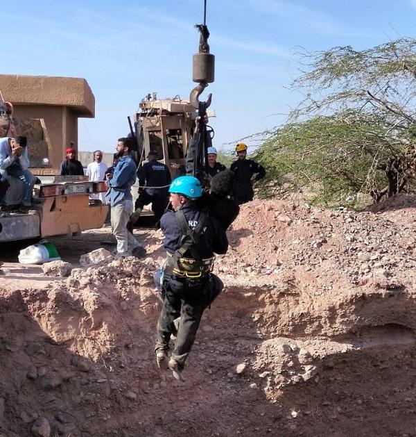 الدفاع المدني يتمكن من تحرير جثة شخص من تحت الردم في حادثة انهيار الأتربة بالعقبة