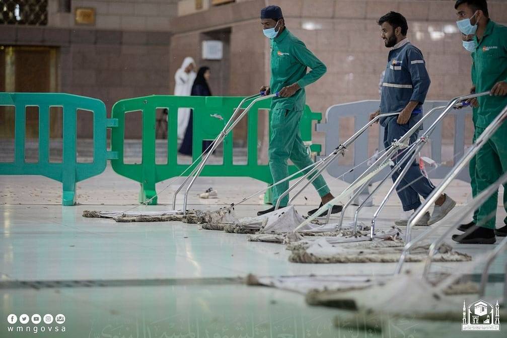 جهود مكثفة في تطهير المسجد النبوي بالتزامن مع موجة الحشرات الموسمية  صور