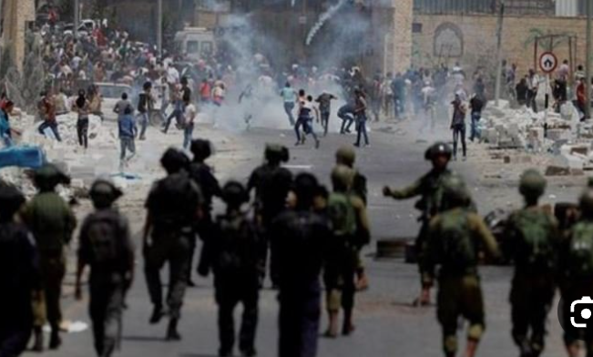 إصابة 6 فلسطينيين خلال اقتحام مستوطنين مقام يوسف بنابلس