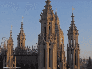 تسرب مياه وحرائق وانهيارات.. نواب بريطانيا في خطر