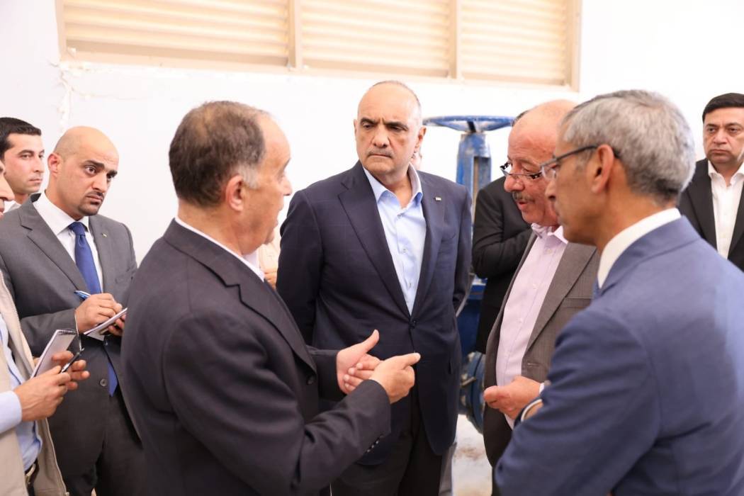 رئيس الوزراء يوجه لحفر آبار تعزز مصادر المياه لمحطَّة الزَّعتري