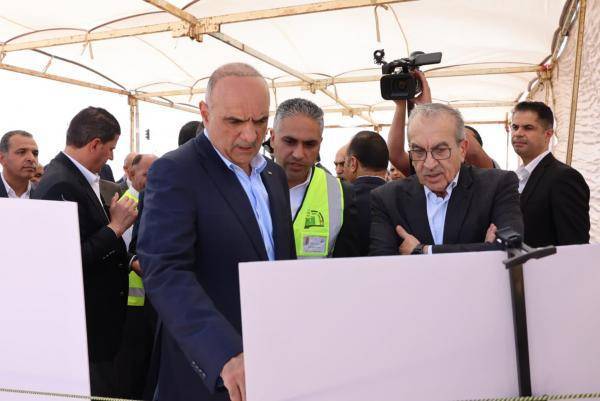 الخصاونة يتفقد توسعة طريق بغداد الدولي