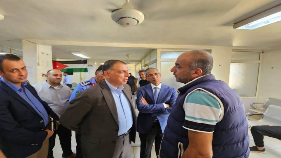 وزير الداخلية  يتفقد مبنى الجوازات في المفرق