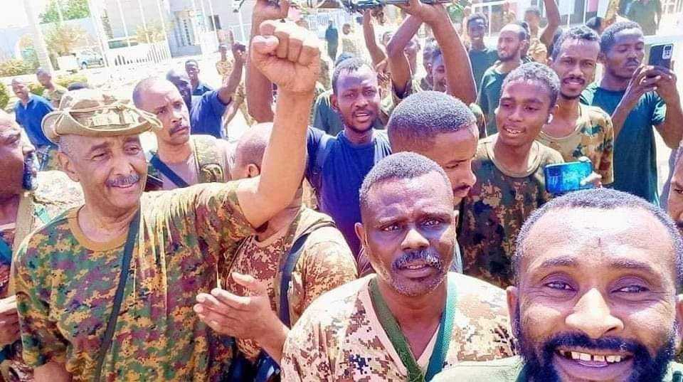 الفريق أول  عبد الفتاح البرهان يتفقد قوات الجيش السودانى فى القيادة العامة.. صور