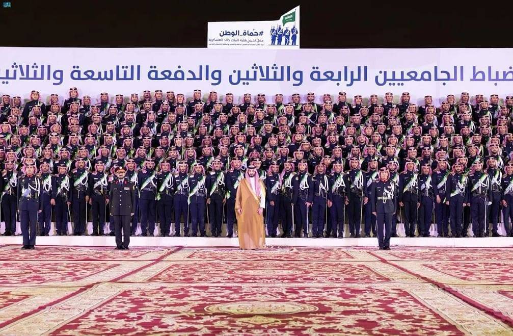 السعودية .. وزير الحرس الوطني يرعى حفل تخريج  طلبة كلية الملك خالد العسكرية  صور