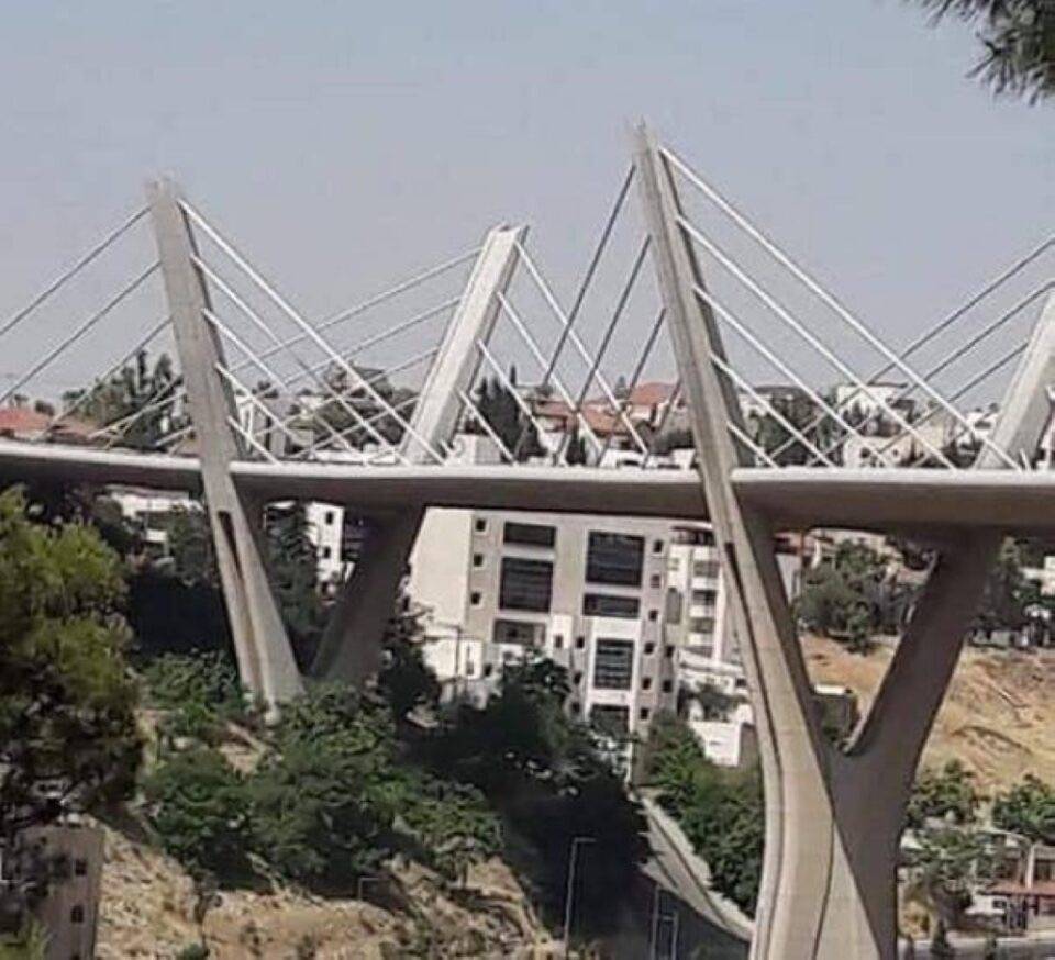 خمسيني ينهي حياته من أعلى جسر عبدون في العاصمة عمان