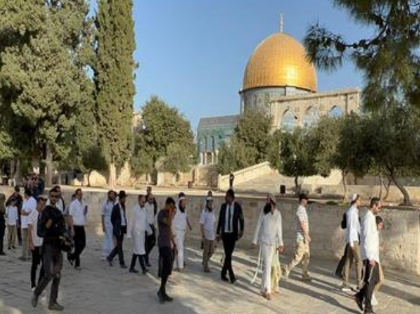 مئات المستوطنين المتطرفين ووزراء وأعضاء كنيست يقتحمون الأقصى