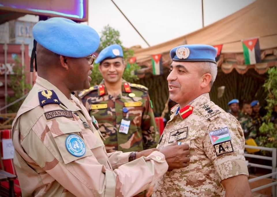 قائد القوات الدولية في بعثة الأمم المتحدة تكرم القوات المسلحة في مالي ...صور