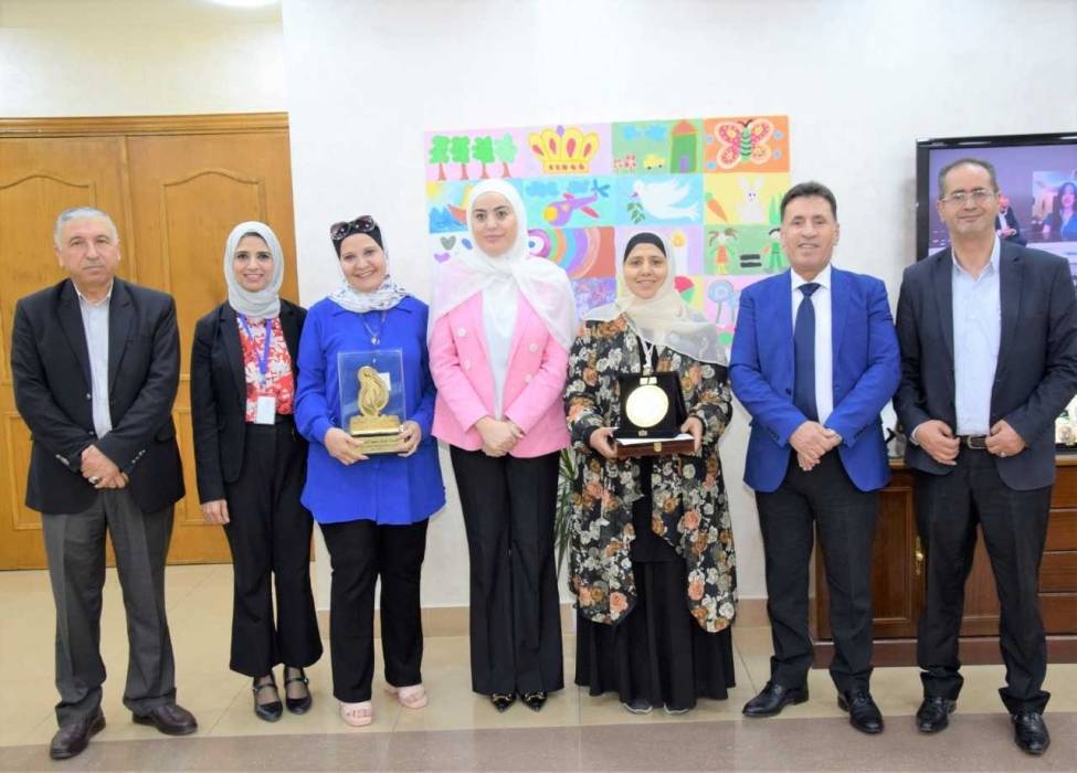 وزيرة التنمية تكرم موظفتين لحصولهما على جائزتين دوليتين