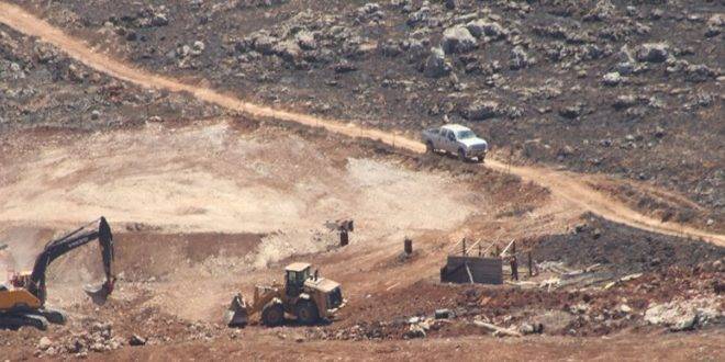 مستوطنون يجرفون أراضي للفلسطينيين جنوب نابلس