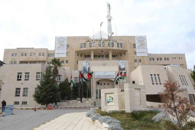 الأشغال: بدء إعادة تأهيل طبقات الرصف لطريق العقبة الخلفي الثلاثاء
