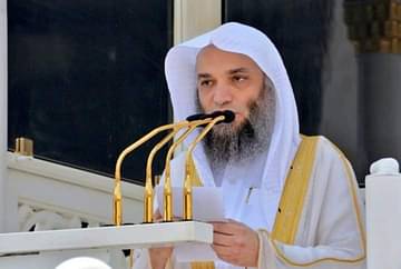 خطيب الحرم المكي يذكّر بأهمية مكارم الأَخلاق ومحاسن الصفات وجميل الخلال