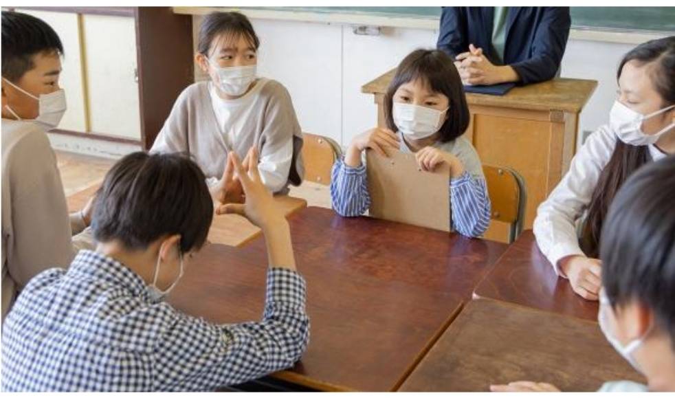 بسبب الكمامة .. اليابانيون يتدربون على الابتسامة