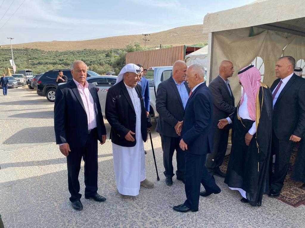 العيسوي ينقل تعازي الملك إلى عشيرة الزيود...صور