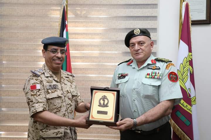 وفد عسكري طبي بحريني يزور مديرية الخدمات الطبية الملكية_صور