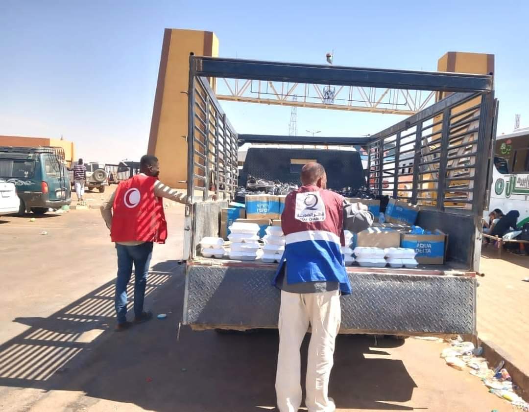 الفرق الميدانية لقطر الخيرية تواصل تقديم الوجبات للعالقين بمعبر أرقين