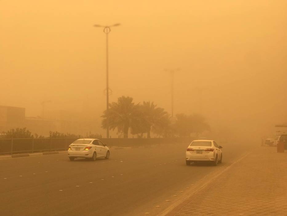 الدوريات الخارجية تحذر من الغبار على الطرق الجنوبية والشرقية