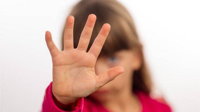 طبيب كويتي حديث التخرج ينقذ طفلة من الموت في إربد  فيديو