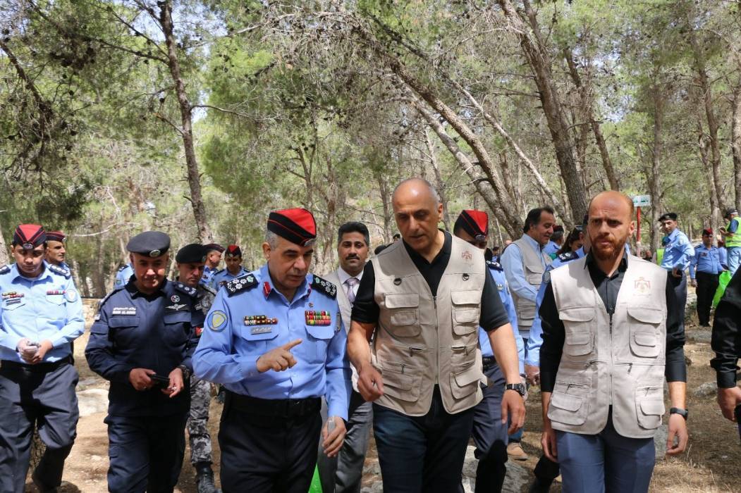 مديرية الأمن العام تشارك بحملة  بسواعدنا ... نحمي بيئتنا 