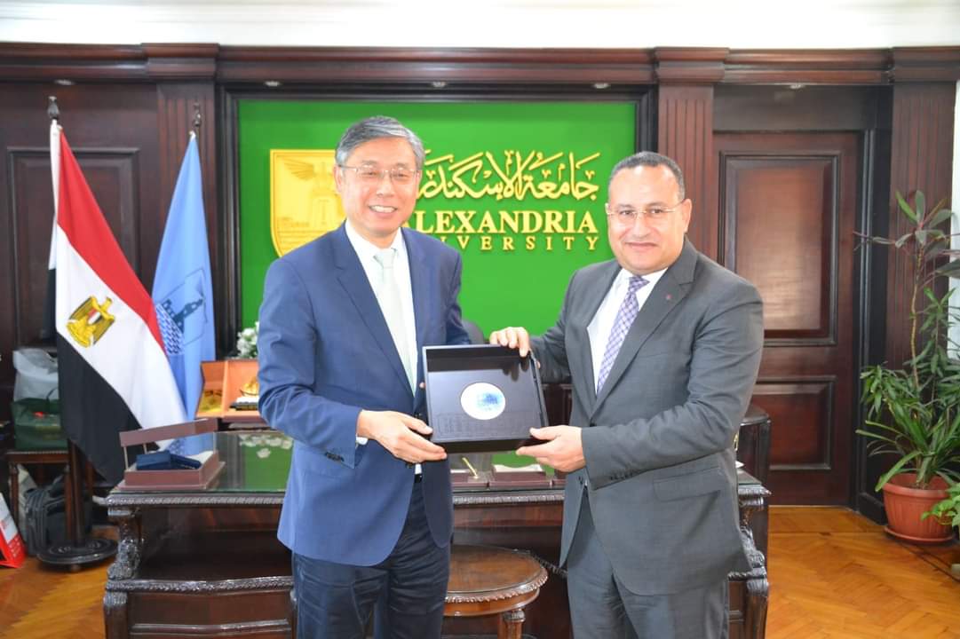 Alexandria University President Receives President of Shanghai International Studies University