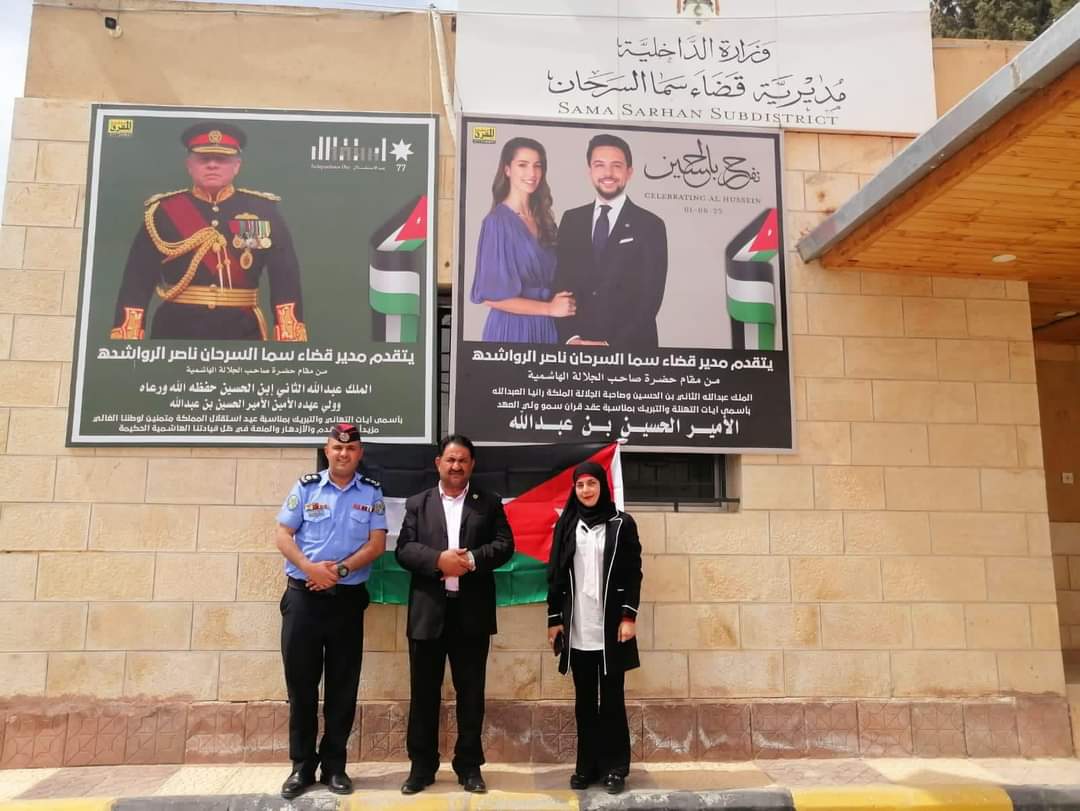 قيادة شرطة البادية الملكية توزع الاعلام بعيد الاستقلال على المواطنين...صور