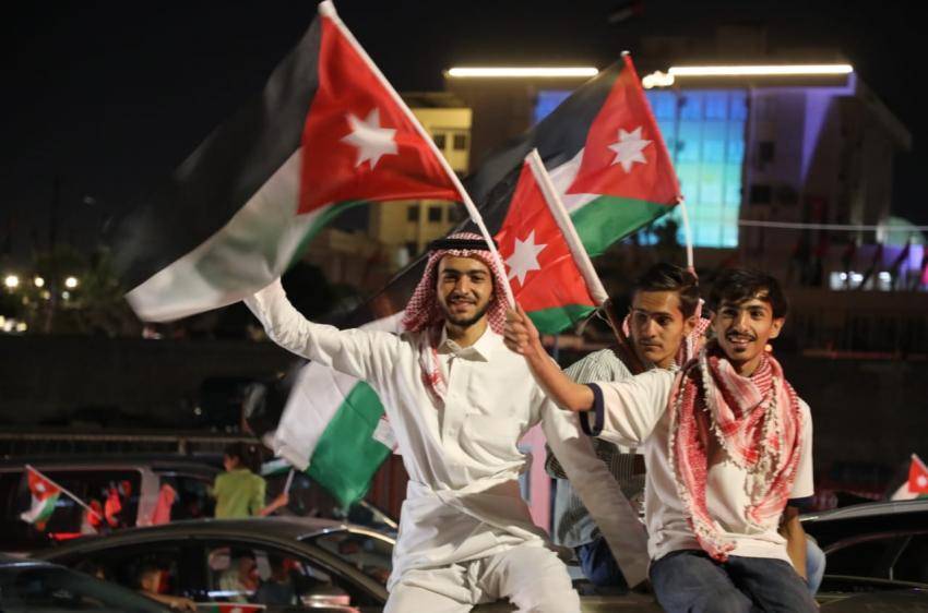 احتفاءً بعيد الاستقلال .. مظاهر الفرح ترتسم على وجوه المواطنين..صور