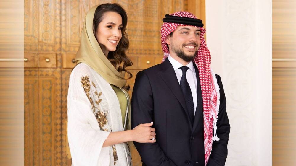 بمناسبة زفاف ولي العهد .. توزيع الأعلام والمطبوعات على الإشارات الضوئية في الأغوار الجنوبية