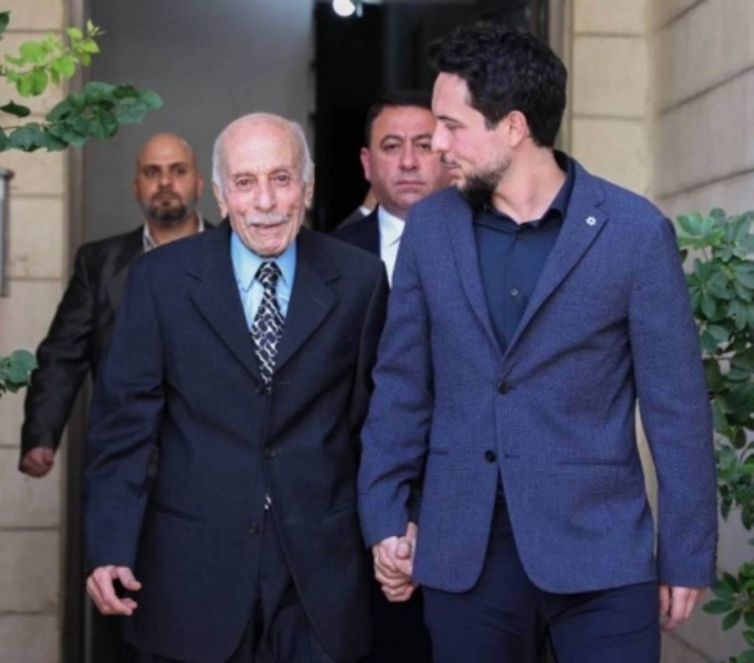 ولي العهد يعزي عشيرة الحديدي بوفاة الإعلامي غالب