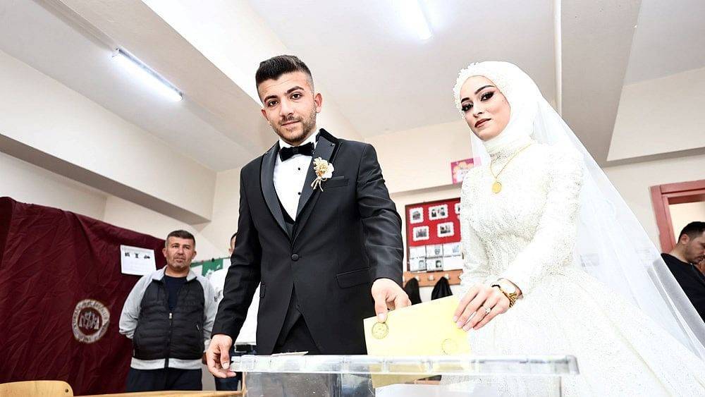 عروسان وقطة وخروف.. لقطات طريفة من الانتخابات التركية