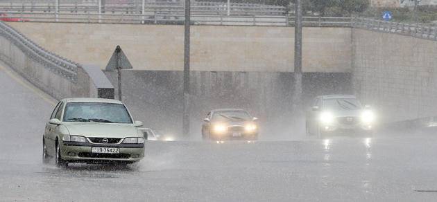 أمطار رعدية غزيرة مصحوبة بالبرد في عمان