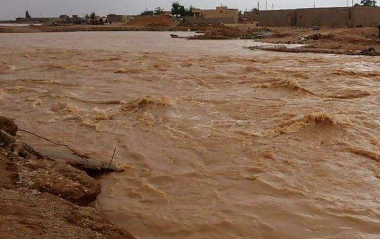 انقاذ شخصين حاصرتهم السيول داخل مركبتهم في الرويشد