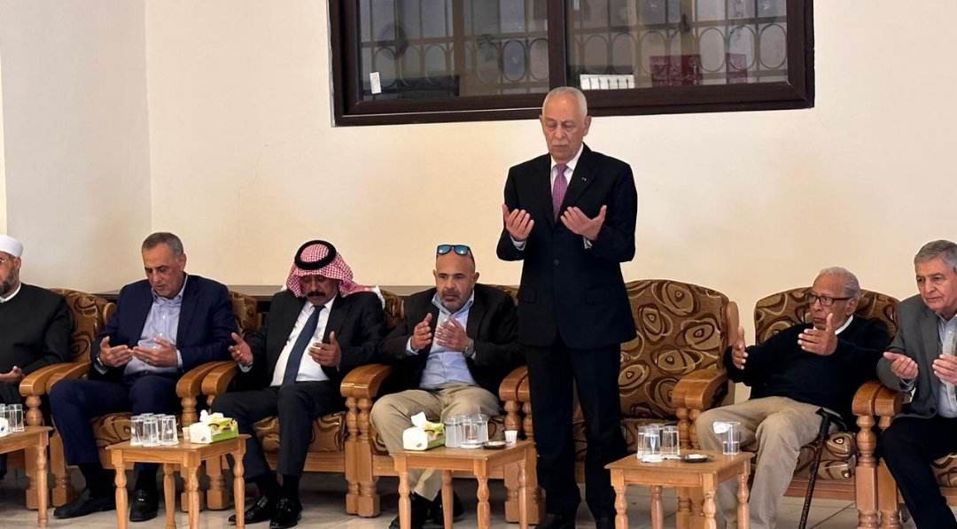 مندوبا عن الملك .. رئيس الديوان الملكي يعزي عشيرة الدعجة..صور