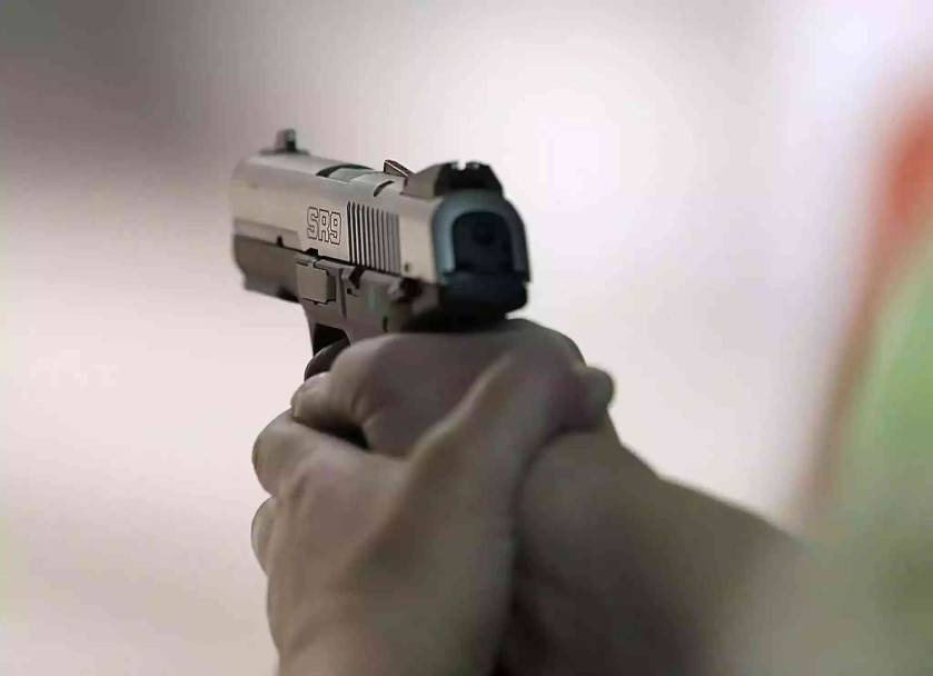 أردني يفتح النار على آخر بعد رسائل شتائم.. والضحية يسقط حقه