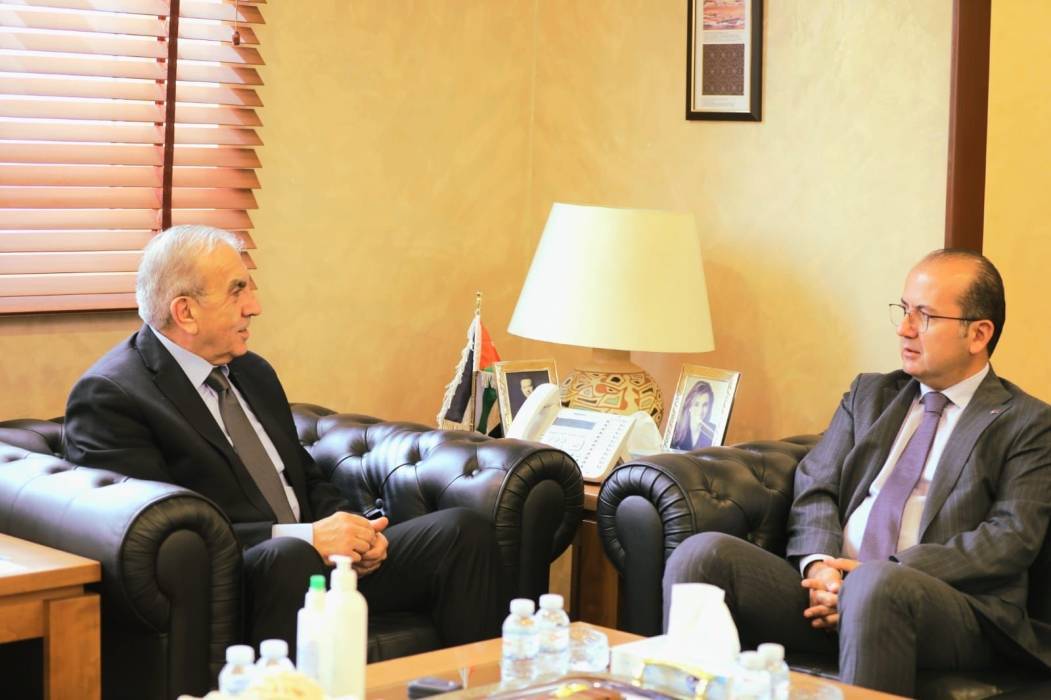 وزير الأشغال يستقبل السفير التركي