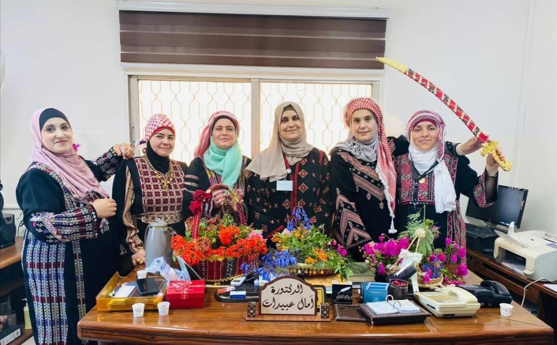 تنمية بني كنانة تحتفي بقرب زفاف ولي العهد وتقدم الحلويات لكافة المراجعين  صور