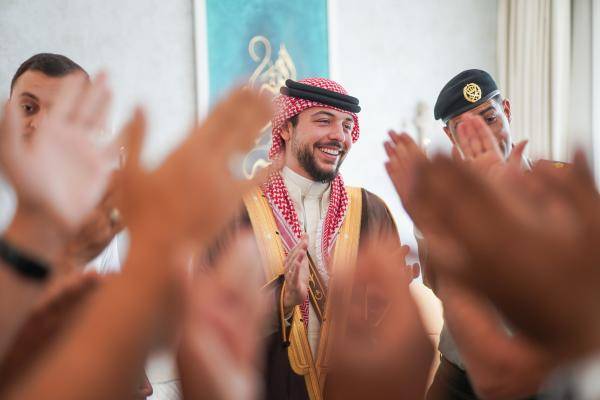 الأمير عمر بن فيصل يقيم حمام العريس لولي العهد ..صور