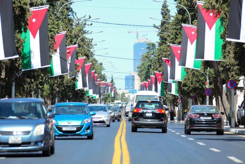 عمان تتزين بالأعلام و الأشجار ...صور