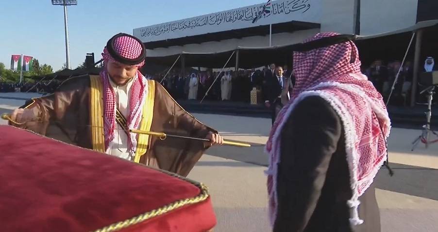 إن ينصركم الله فلا غالب لكم .. ما قصة السيف الهاشمي المهدى لولي العهد؟