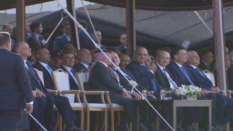 الصحف البريطانية تتابع باهتمام الاحتفالات بزفاف ولي العهد