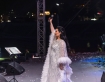 ديانا كرزون بإطلالة بيضاء كالفراشة بالحفل الجماهيري لزفاف الأمير حسين  صور