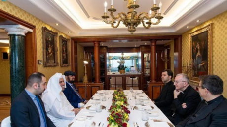 الاختلاف لا يعني حتمية الصراع.. أمين عام رابطة العالم الإسلامي يلتقي رئيس وزراء الفاتيكان