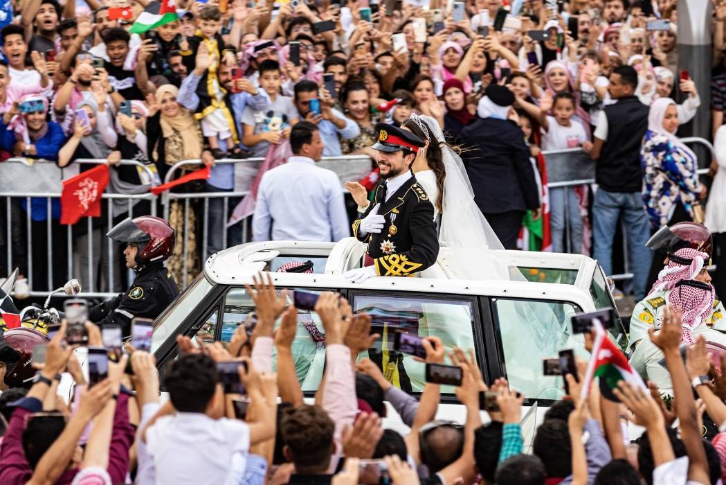 آلاف المواطنين يشاركون في احتفال زين فرحاً بزفاف ولي العهد...صور