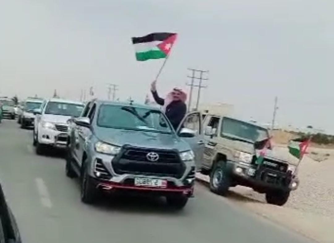 رئيس بلدية ديرالكهف في البادية الشمالية يقود مسيرة حاشدة بمناسبة زفاف ولي العهد